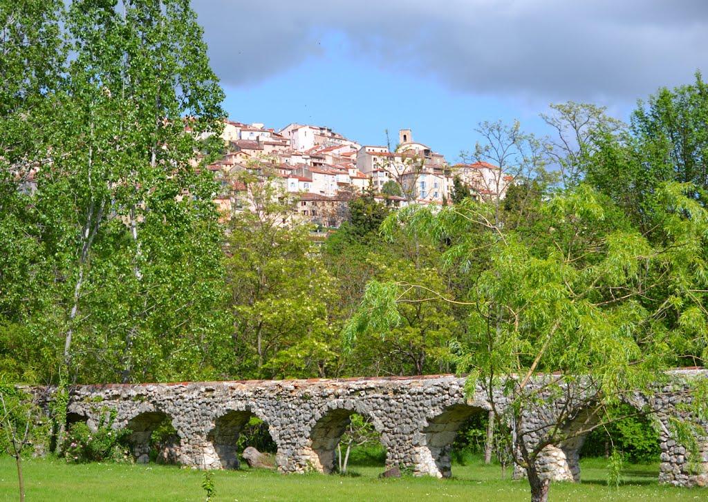 Fayence - Le village - Aqueduc